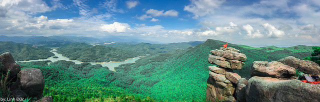 Đứng từ trên núi, du khách có thể phóng tầm mắt thưởng ngoạn cảnh đẹp của ngút ngàn rừng thông, hồ nước mênh mông “sơn thủy, hữu tình”.  Đứng từ trên núi, du khách có thể phóng tầm mắt thưởng ngoạn cảnh đẹp của ngút ngàn rừng thông, hồ nước mênh mông “sơn thủy, hữu tình”.