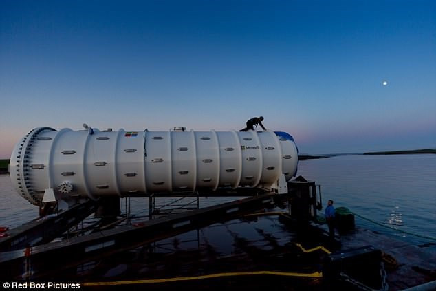 Microsoft đang thử nghiệm một trung tâm dữ liệu chứa trong các container, sẽ cung cấp các dịch vụ đám mây từ đáy đại dương. Microsoft đang thử nghiệm một trung tâm dữ liệu chứa trong các container, sẽ cung cấp các dịch vụ đám mây từ đáy đại dương.