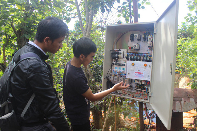 Nguyễn Quốc Huy đang mô tả hoạt động của thiết bị tưới tự động của mình  Nguyễn Quốc Huy đang mô tả hoạt động của thiết bị tưới tự động của mình