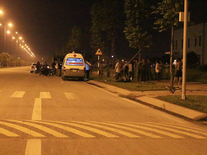 Nam thanh niên tử vong sau khi văng xa lên vỉa hè.