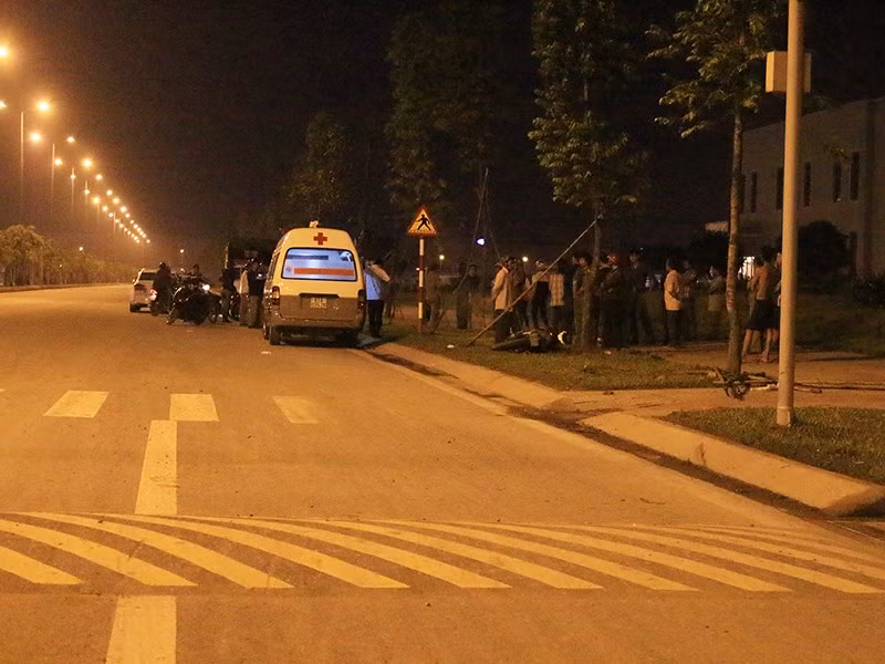 Nam thanh niên tử vong sau khi văng xa lên vỉa hè.