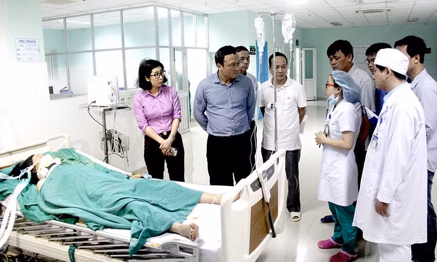 Ông Khuất Việt Hùng (người đứng thứ 2 từ trái sang) đếm thăm hỏi, động viên các nạn nhân bị thương trong vụ tai nạn. Ảnh: Sơn Tùng