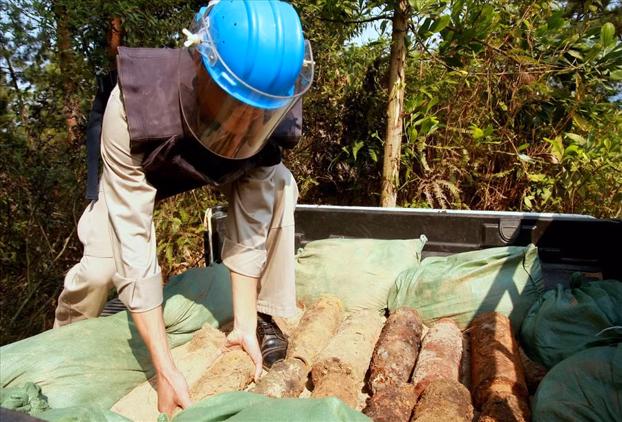 Lực lượng chức năng đang ngày đêm rà phá những quả bom mìn còn sót lại để giữ bình yên cho người dân (ảnh: P.V)
