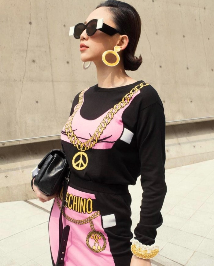 Mái tóc chải gọn cùng đuôi tóc uốn xoăn vểnh cầu kì rất phù hợp với set đồ thời của nữ ca sĩ.