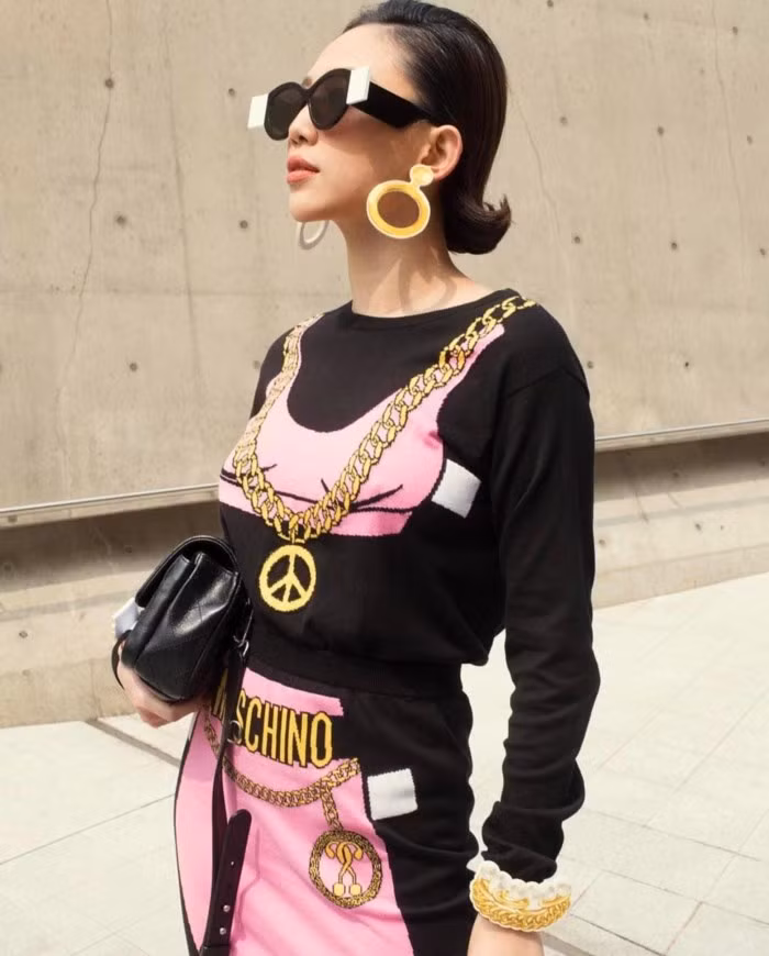 Mái tóc chải gọn cùng đuôi tóc uốn xoăn vểnh cầu kì rất phù hợp với set đồ thời của nữ ca sĩ.