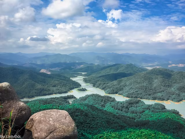 Quãng đường di chuyển vào khó khăn nhưng bù lại núi đá Chồng là điểm du lịch rất ấn tượng đặc biệt cho những người muốn thử thách bản thân và thích mạo hiểm. Quãng đường di chuyển vào khó khăn nhưng bù lại núi đá Chồng là điểm du lịch rất ấn tượng đặc biệt cho những người muốn thử thách bản thân và thích mạo hiểm.