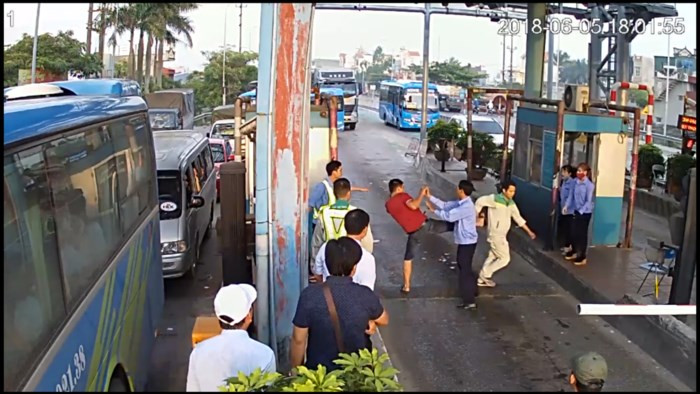 Lái xe hành hung nhân viên thu phí tai BOT Tân Đệ. Ảnh cắt từ clip.