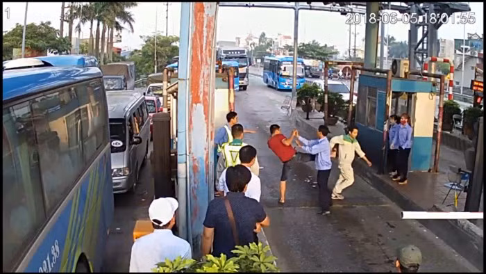 Lái xe hành hung nhân viên thu phí tai BOT Tân Đệ. Ảnh cắt từ clip.