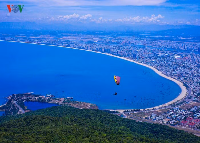  Điểm cất cánh tại Sơn Trà được đánh giá là một trong những điểm bay đẹp nhất Việt Nam. Tại đây phi công và du khách sẽ được tận mắt ngắm nhìn vẻ đẹp hùng vĩ của núi rừng, nên thơ của biển cả và toàn cảnh TP.Đà Nẵng xinh đẹp từ góc nhìn của những chú chim.