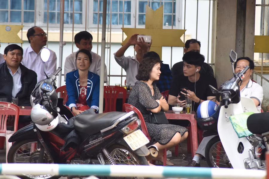 Phụ huynh khá hài lòng với công tác đảm bảo trật tự tại các điểm thi. Ảnh: Đức Thụy