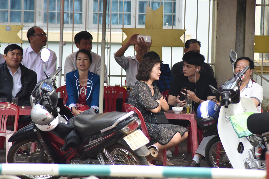 Phụ huynh khá hài lòng với công tác đảm bảo trật tự tại các điểm thi. Ảnh: Đức Thụy