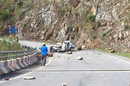  Hiện trường vụ đá lăn đè nát ô tô - Ảnh: Hội lái xe Điện Biên