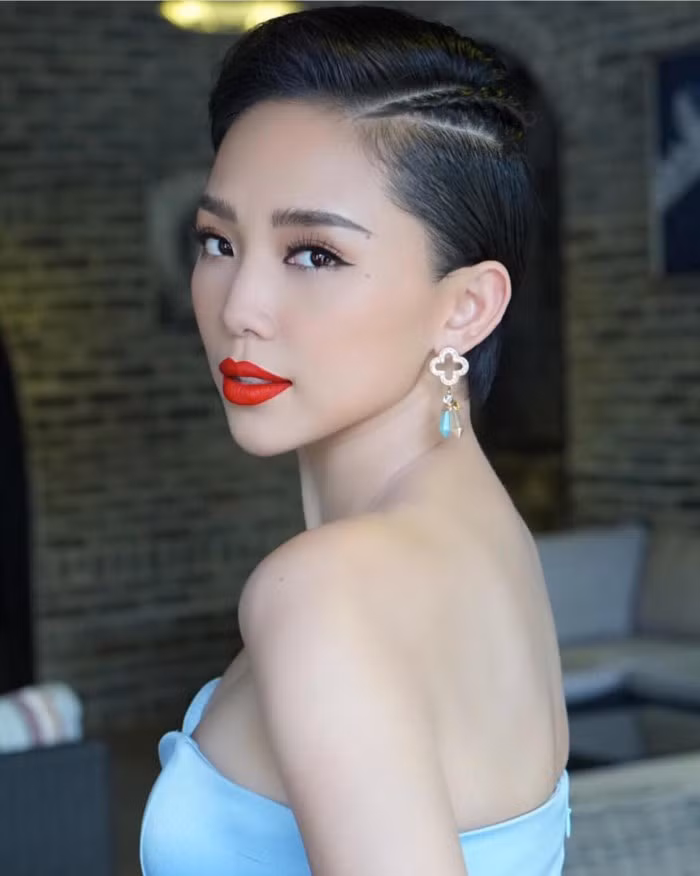  Một chút nhấn nhá và phá cách khi cô nàng lựa chọn tết phần tóc rẽ ngôi 7/3.