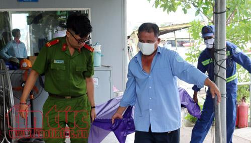 Thi thể người đàn ông được đưa đi để phục vụ công tác điều tra. Thi thể người đàn ông được đưa đi để phục vụ công tác điều tra.