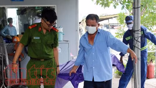 Thi thể người đàn ông được đưa đi để phục vụ công tác điều tra.