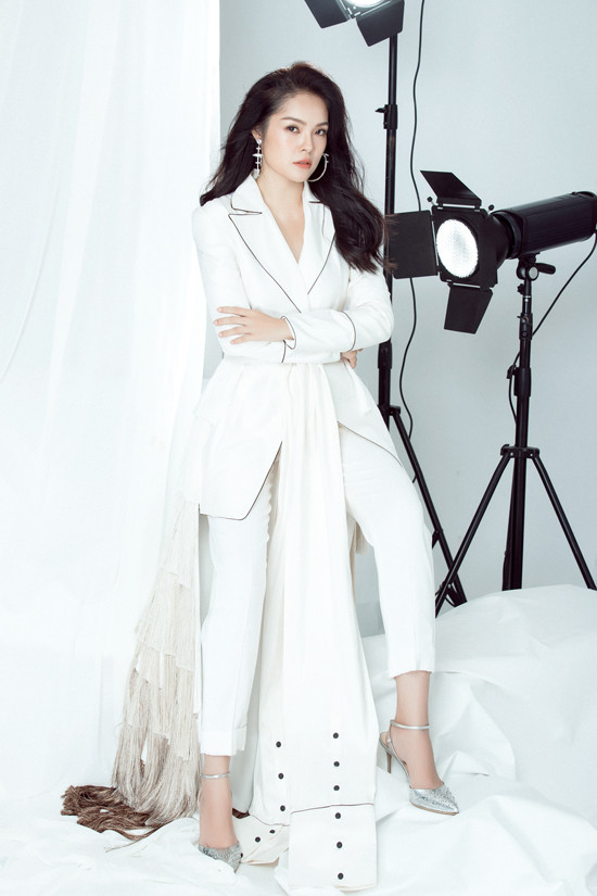 Kết hợp cùng trang phục theo phong cách menswear là các mẫu phụ kiện hoa tai to bản, giầy cao gót ánh kim bạc.