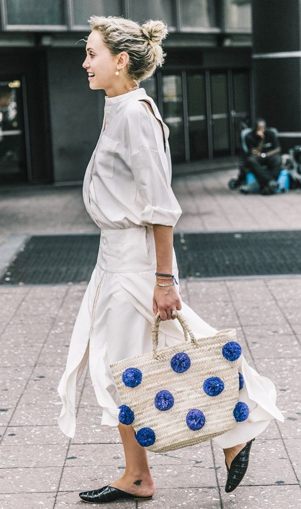 Túi cói được trang trí với các chi tiết sắc màu rực rỡ cũng đủ giúp bạn thêm nổi bật trong nắng hè.