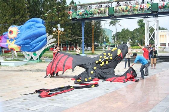  Các nghệ nhân tất bật chuẩn bị những màn trình diễn diều đặc sắc