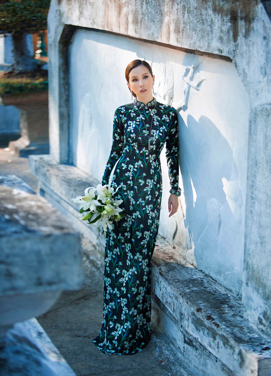Áo dài mùa hè cuốn hút hơn bởi những tông màu trắng kem, xanh lam, xanh thủy thủ... Nhà thiết kế tập trung vào hoạ tiết hoa rực rỡ xếp cạnh nhau đầy ngẫu hứng Áo dài mùa hè cuốn hút hơn bởi những tông màu trắng kem, xanh lam, xanh thủy thủ... Nhà thiết kế tập trung vào hoạ tiết hoa rực rỡ xếp cạnh nhau đầy ngẫu hứng