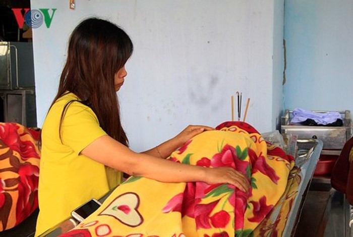 Chị Phạm Thị Dịnh bên thi thể con. Chị Phạm Thị Dịnh bên thi thể con.