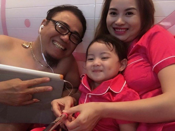  Gia đình hiện tại của nghệ sĩ Hồng Tơ.