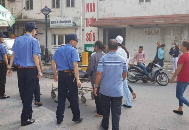 Nhiều người nhà có mặt tại viện sau cái chết của bà B.