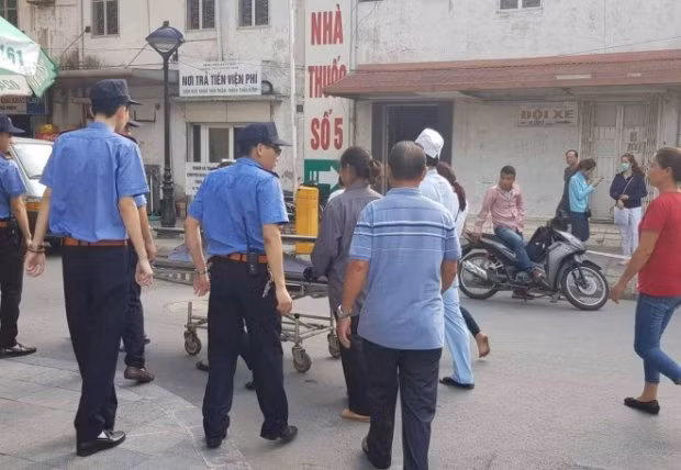 Nhiều người nhà có mặt tại viện sau cái chết của bà B.