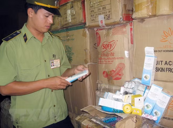 Một vụ kiểm tra, phát hiện mỹ phẩm giả tại Hà Nội. (Đỗ Phương Anh/TTXVN)