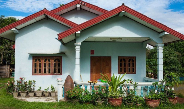 Một căn nhà giữa miền quê ở Lào tận dụng trái bom làm đồ trang trí sân vườn