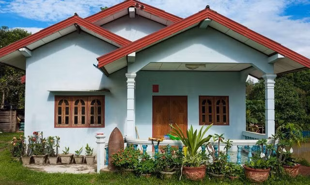 Một căn nhà giữa miền quê ở Lào tận dụng trái bom làm đồ trang trí sân vườn