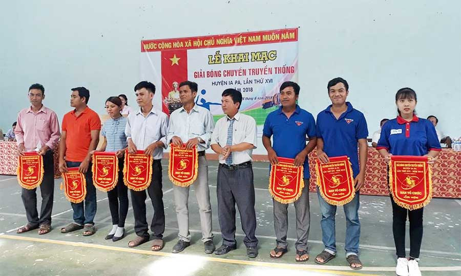 Lãnh đạo huyện trao cờ lưu niệm cho các đội tham gia thi đấu. Ảnh: Hoàng Hiền 