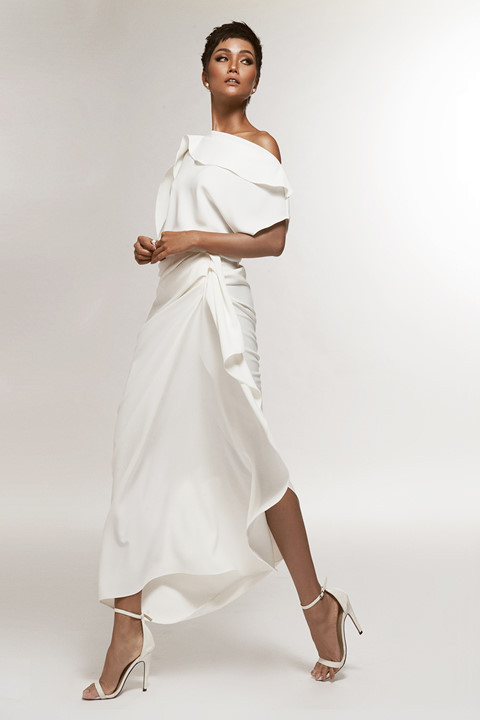 Với trang phục thuần sắc trắng, H’Hen Niê kết hợp cùng trang sức ngọc trai có thiết kế đơn giản, cổ điển nhưng bắt mắt nhờ sự sang trọng, quý phái