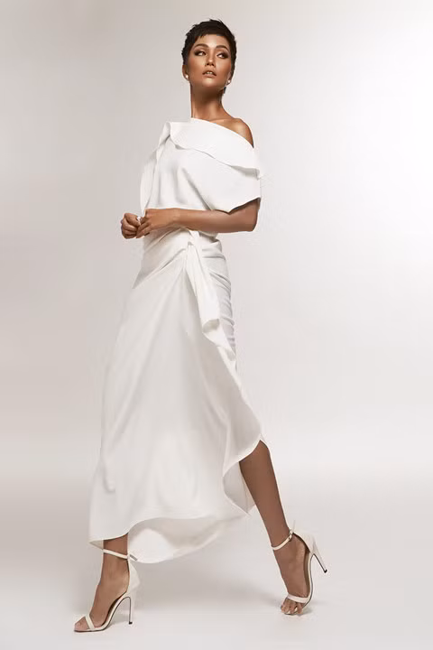 Với trang phục thuần sắc trắng, H’Hen Niê kết hợp cùng trang sức ngọc trai có thiết kế đơn giản, cổ điển nhưng bắt mắt nhờ sự sang trọng, quý phái