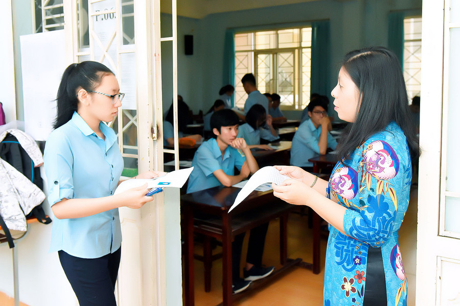 Đúng 7h giám thị gọi tên thí sinh lần lượt vào phòng thi.