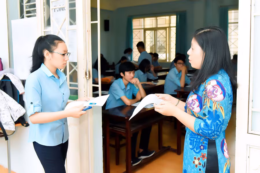 Đúng 7h giám thị gọi tên thí sinh lần lượt vào phòng thi.