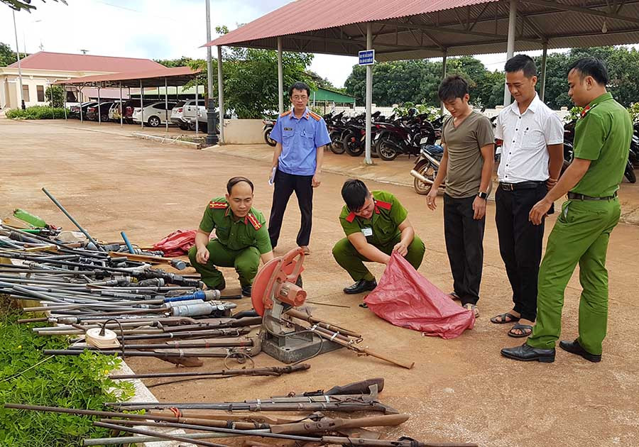Công an huyện Chư Pưh phân loại tiêu hủy vật liệu, vũ khí nổ. Ảnh: Lê Trang  Công an huyện Chư Pưh phân loại tiêu hủy vật liệu, vũ khí nổ. Ảnh: Lê Trang