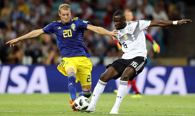 Đức (phải) đang nắm nhiều ưu thế để giành vé đi tiếp.