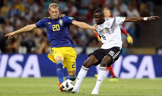 Đức (phải) đang nắm nhiều ưu thế để giành vé đi tiếp.