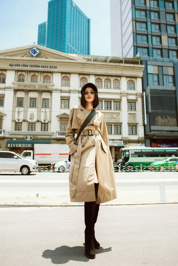  Có nàng “nấm lùn” nào dám chơi trội như Tú Hảo khi diện chiếc trench coat to xụ không? Cực kì phá cách với phom dáng cổ điển song cô nàng đã tiết chế tổng thể bằng cách phối boots, nón beret và túi đeo chéo đồng điệu một màu.