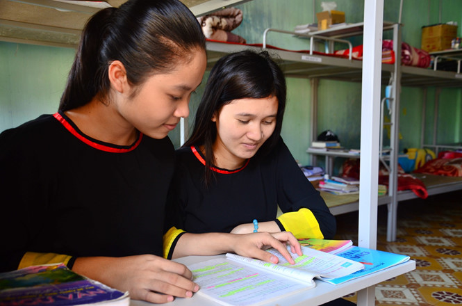 Vì giỏi đều các môn nên Tuyết thường giúp bạn bè ôn thi. Vì giỏi đều các môn nên Tuyết thường giúp bạn bè ôn thi.