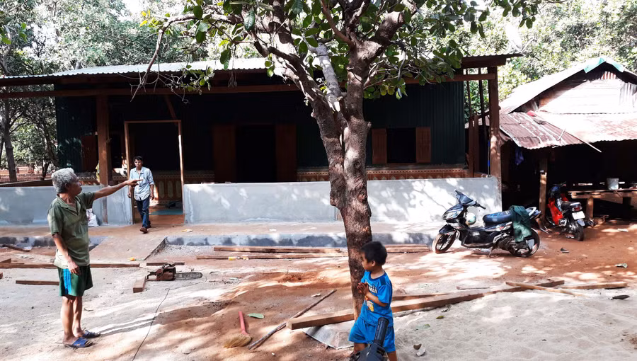 Ngôi nhà mới được người thuê làm cho nằm kế bên ngôi nhà cũ đã bị hu hỏng không ở được nữa. Ảnh: Q.T