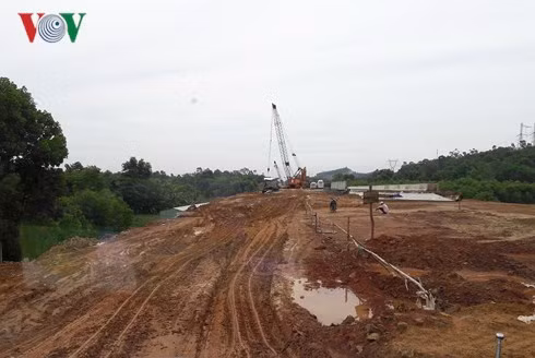  Cao tốc Đà Nẵng - Quảng Ngãi lại chậm tiến độ do vướng giải phóng mặt bằng.