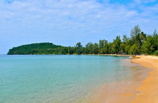 Bãi biển Koh Thmei, Công viên quốc gia Ream: Nơi sở hữu một số bãi biển đẹp nhất của Campuchia, trong đó có những bãi biển quanh đảo Koh Thmei, hòn đảo nhỏ hai bên là rừng ngập mặn với nước biển trong vắt.