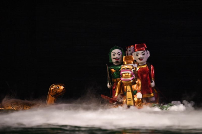 Múa rối nước Việt Nam đang thu hút sự chú ý của đông đảo du khách quốc tế