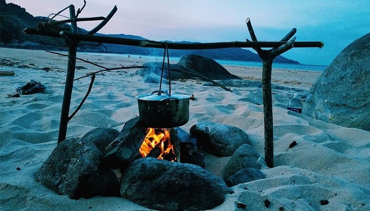 Biển làng Vân, Đà Nẵng: Cái tên làng Vân dù còn xa lạ với nhiều người nhưng ai đã tới đây đều muốn một lần quay trở lại bởi vẻ đẹp vừa mông mơ, mê hoặc vừa trầm mặc, yên bình của biển trời, mây nước nơi đây.