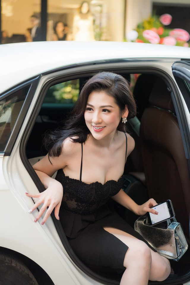 “Thực sự trở thành một biên tập viên rất khác so với việc đảm đương trách nhiệm của một Á hậu và tham dự các sự kiện bởi đó là hai lĩnh vực rất khác nhau. Những kiến thức mà Tú Anh được học ở trường so với thực tế khi trở thành một BTV có rất nhiều khác biệt. Chính vì thế khi bước vào nghề, Tú Anh mới hiểu hết sự vất vả, sự cố gắng, nỗ lực của tất cả các anh chị phóng viên trước giờ như thế nào”, cô tiết lộ cùng Dân trí. “Thực sự trở thành một biên tập viên rất khác so với việc đảm đương trách nhiệm của một Á hậu và tham dự các sự kiện bởi đó là hai lĩnh vực rất khác nhau. Những kiến thức mà Tú Anh được học ở trường so với thực tế khi trở thành một BTV có rất nhiều khác biệt. Chính vì thế khi bước vào nghề, Tú Anh mới hiểu hết sự vất vả, sự cố gắng, nỗ lực của tất cả các anh chị phóng viên trước giờ như thế nào”, cô tiết lộ cùng Dân trí.