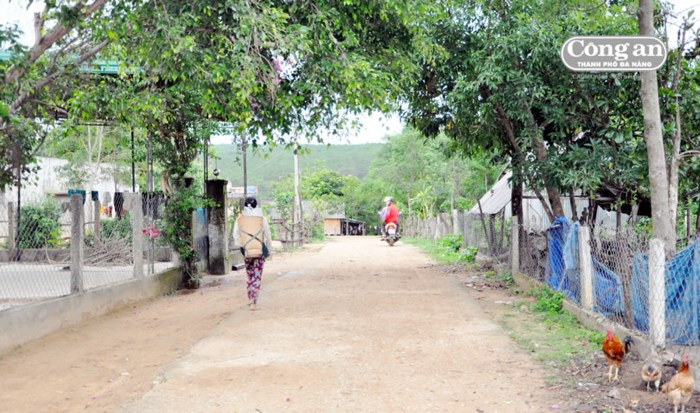 Một góc bình yên tại làng Kret Krót - nơi từng được người dân lập chốt, đặt barie để ngăn cản người lạ, cán bộ vào làng. Một góc bình yên tại làng Kret Krót - nơi từng được người dân lập chốt, đặt barie để ngăn cản người lạ, cán bộ vào làng.