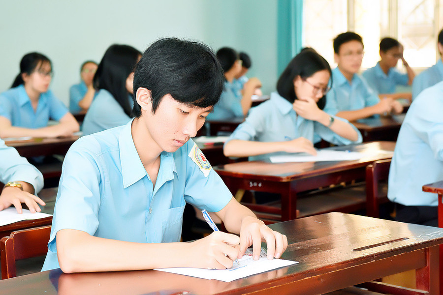 Thí sinh điền thông tin vào giấy thi.