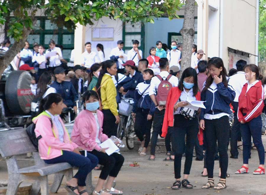  Các sĩ tử Trường THPT Lương Thế Vinh (huyện Kbang) xem lại bài thi sau khi hoàn tất môn toán. Ảnh: Lê Nam