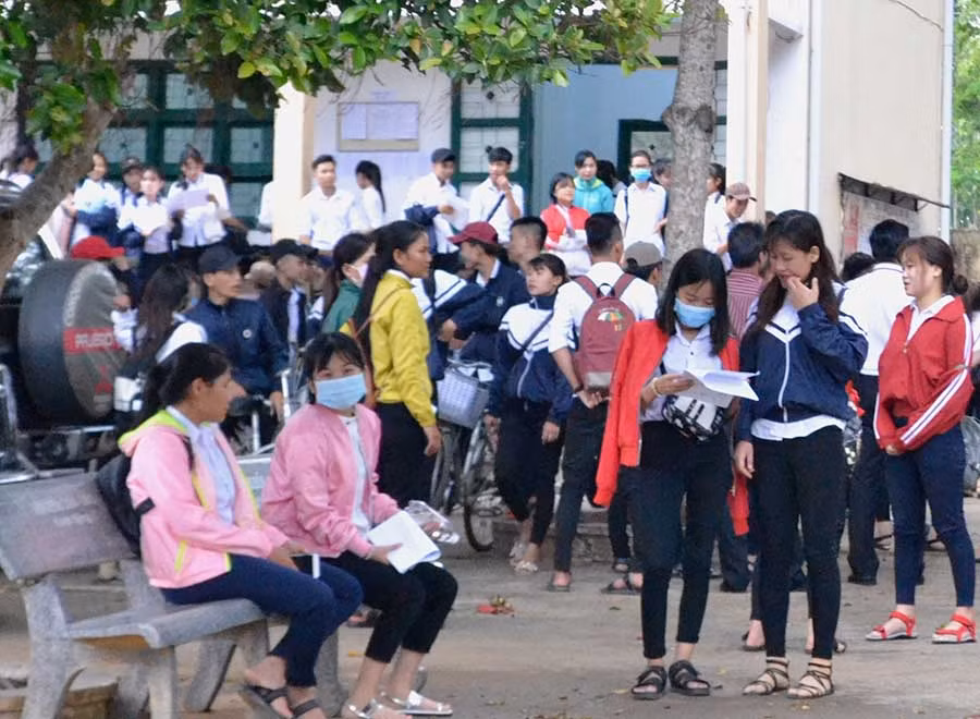  Các sĩ tử Trường THPT Lương Thế Vinh (huyện Kbang) xem lại bài thi sau khi hoàn tất môn toán. Ảnh: Lê Nam